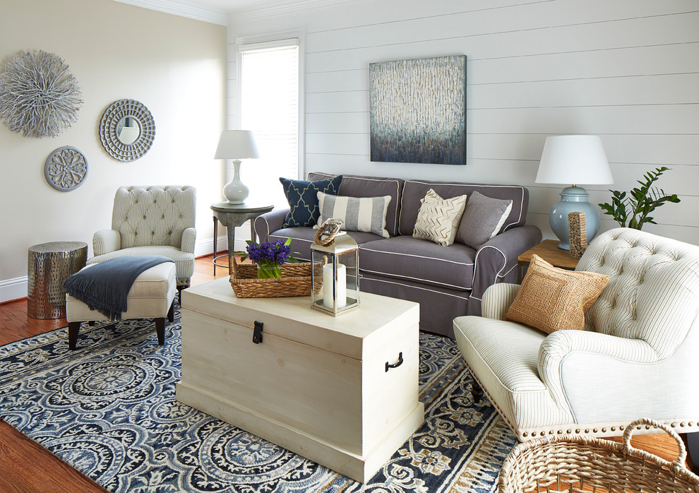 Idee per un soggiorno stile marinaro con pareti beige e pavimento in legno massello medio