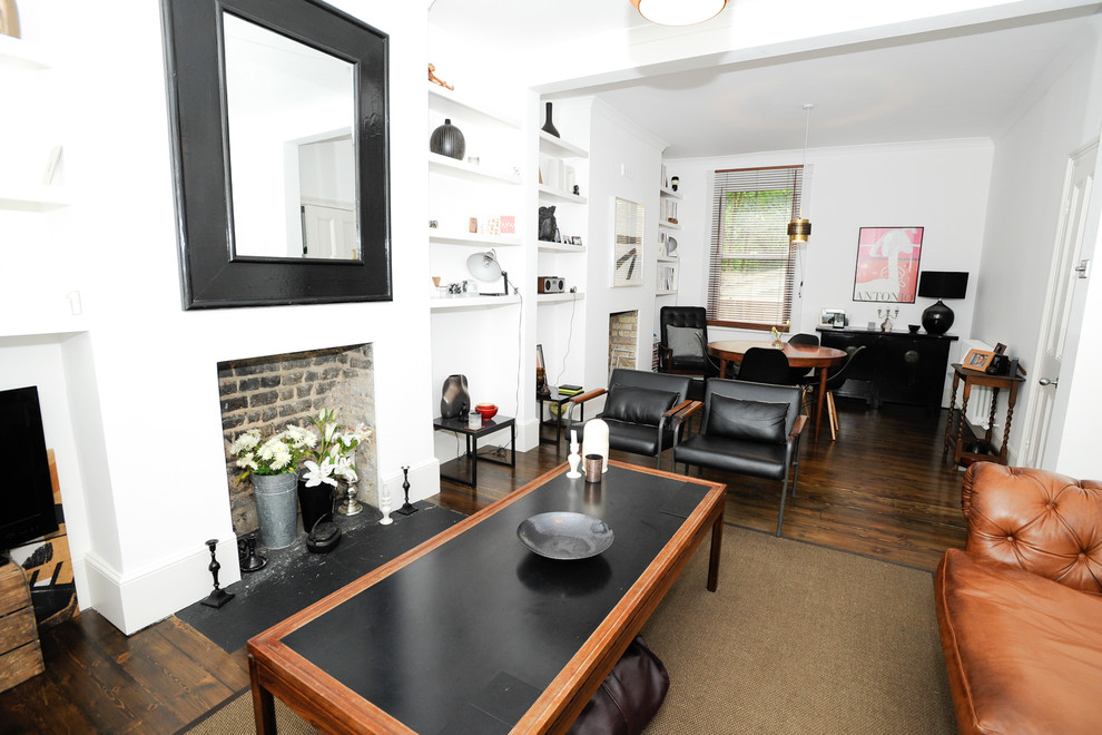 Fernseherloses Retro Wohnzimmer mit weißer Wandfarbe und dunklem Holzboden in London