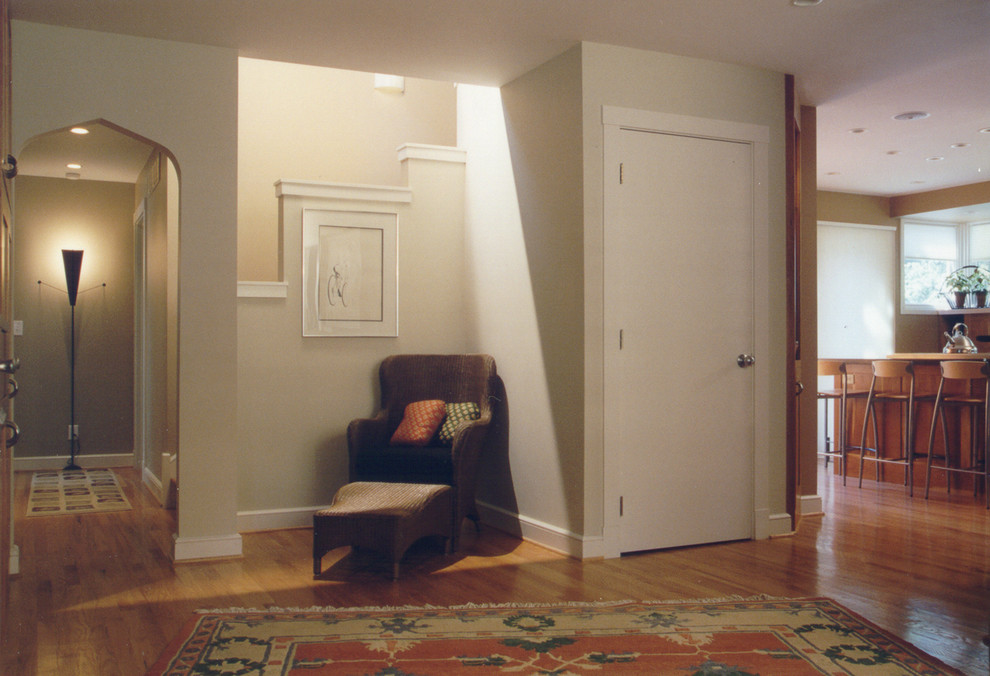 Exemple d'un grand salon tendance avec un mur beige, parquet clair, une cheminée standard et un manteau de cheminée en carrelage.