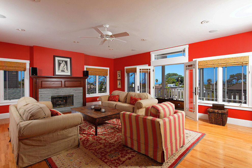 Ejemplo de salón de estilo americano con paredes rojas y todas las chimeneas
