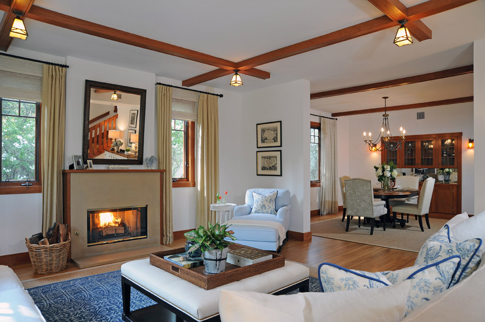Réalisation d'un salon design avec un mur blanc, un sol en bois brun et une cheminée standard.