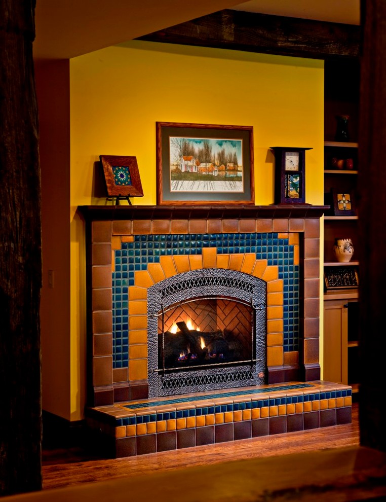 Foto på ett amerikanskt vardagsrum, med en spiselkrans i trä