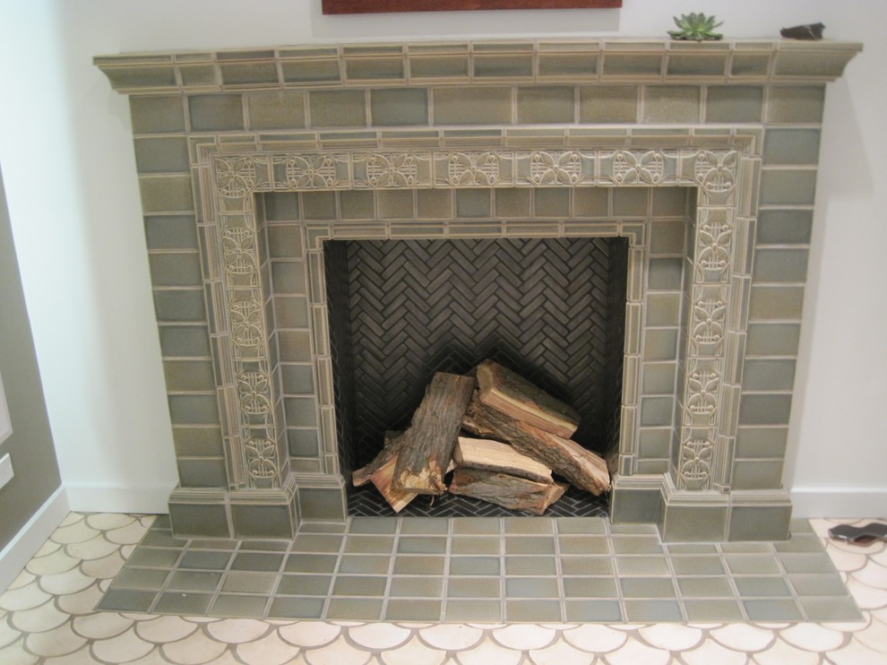 シカゴにあるお手頃価格のトラディショナルスタイルのおしゃれなリビング (白い壁、セラミックタイルの床、標準型暖炉、木材の暖炉まわり、白い床) の写真
