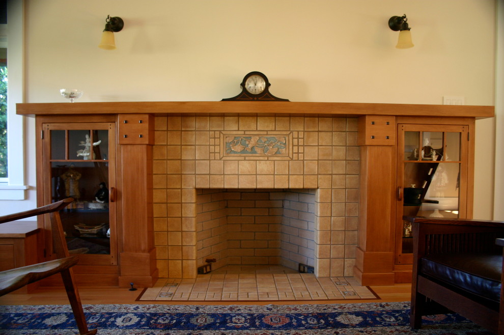 Foto de salón para visitas cerrado de estilo americano grande con marco de chimenea de baldosas y/o azulejos, paredes beige, suelo de madera clara y todas las chimeneas