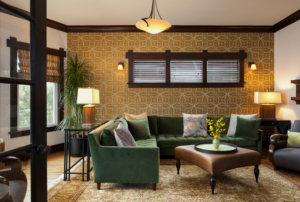 Cette image montre un grand salon craftsman fermé avec un sol en bois brun, une salle de réception et un mur multicolore.