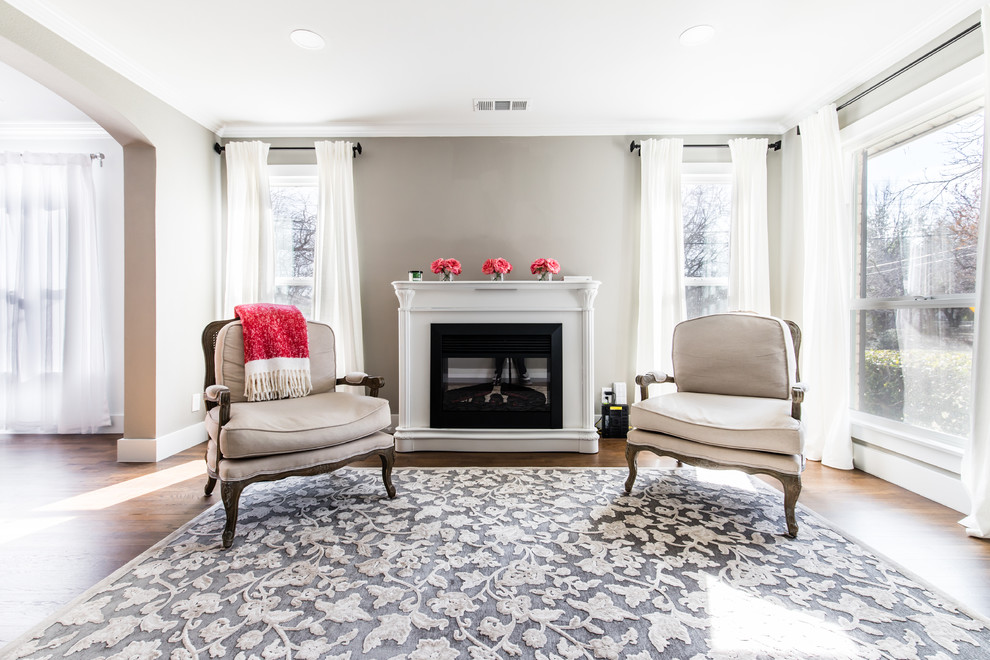 Kleines, Offenes Uriges Wohnzimmer mit weißer Wandfarbe, hellem Holzboden, Kamin und Kaminumrandung aus Holz in Dallas