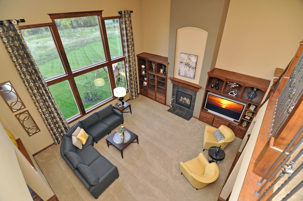 На фото: большая открытая гостиная комната в стиле кантри с ковровым покрытием, стандартным камином и фасадом камина из камня с