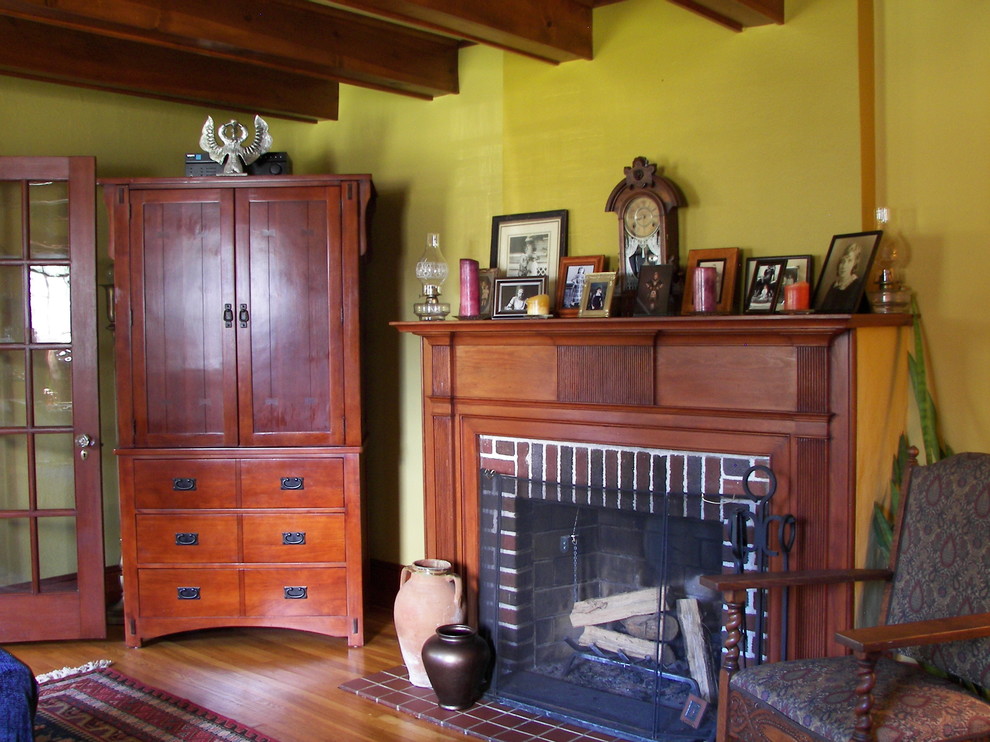 Example of an arts and crafts living room design in Philadelphia