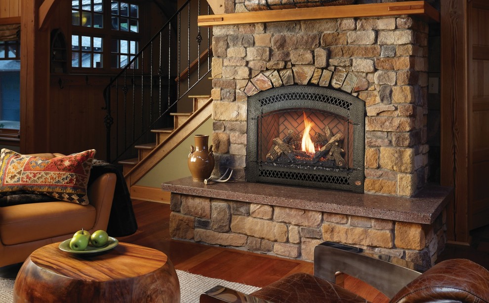 シアトルにある広いトラディショナルスタイルのおしゃれなリビング (ベージュの壁、無垢フローリング、標準型暖炉、石材の暖炉まわり、テレビなし、茶色い床) の写真