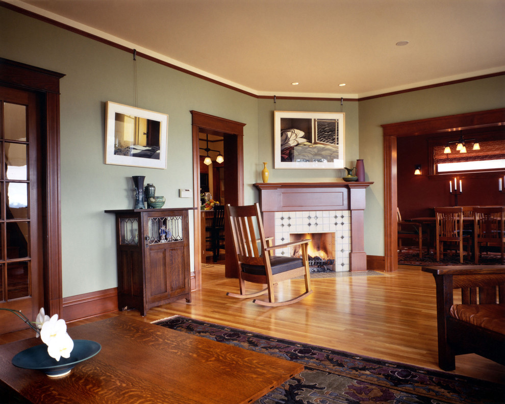 Пример оригинального дизайна: гостиная комната в стиле кантри с угловым камином