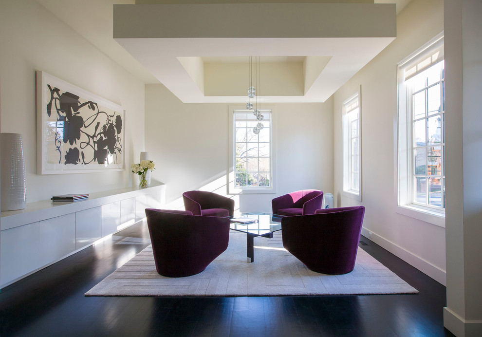 Ispirazione per un soggiorno minimalista di medie dimensioni con pareti beige e parquet scuro