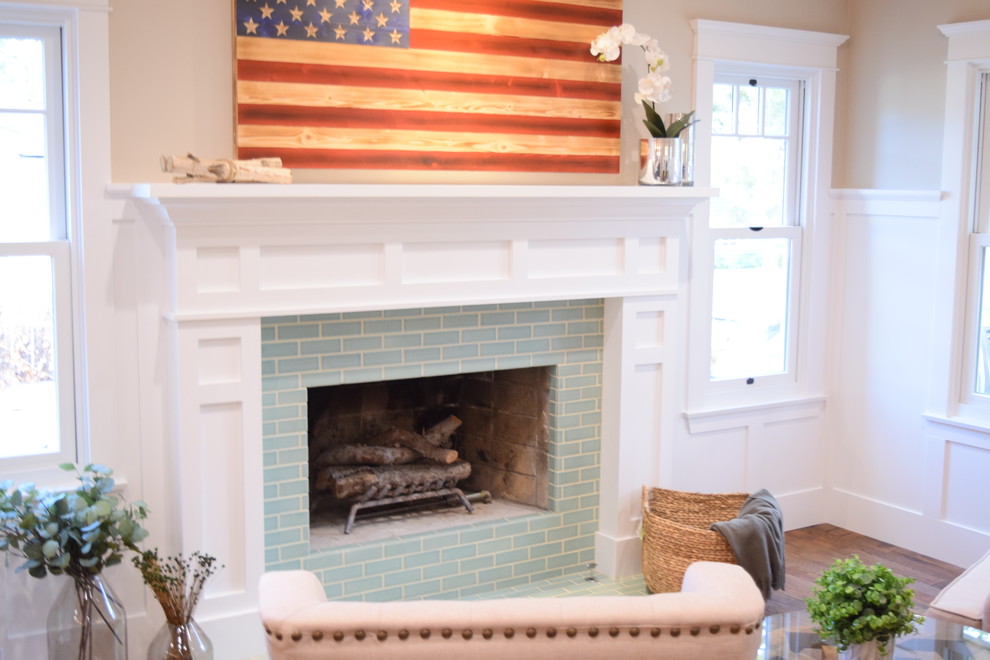 Foto de salón abierto de estilo americano con paredes beige, suelo de madera en tonos medios, todas las chimeneas y marco de chimenea de baldosas y/o azulejos