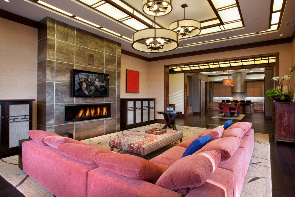 Großes, Repräsentatives, Offenes Asiatisches Wohnzimmer mit beiger Wandfarbe, dunklem Holzboden, Gaskamin, gefliester Kaminumrandung, TV-Wand und braunem Boden in San Diego