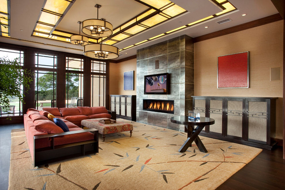 Großes, Repräsentatives, Offenes Asiatisches Wohnzimmer mit TV-Wand, beiger Wandfarbe, dunklem Holzboden, Gaskamin, gefliester Kaminumrandung und braunem Boden in San Diego