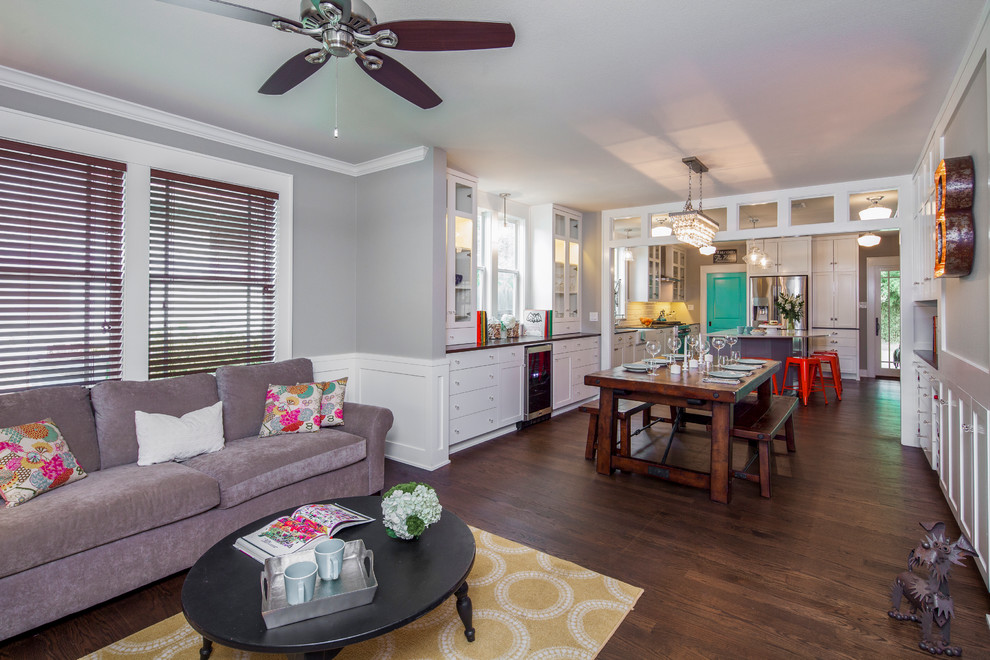 Mittelgroßes Klassisches Wohnzimmer mit grauer Wandfarbe und braunem Holzboden in Austin