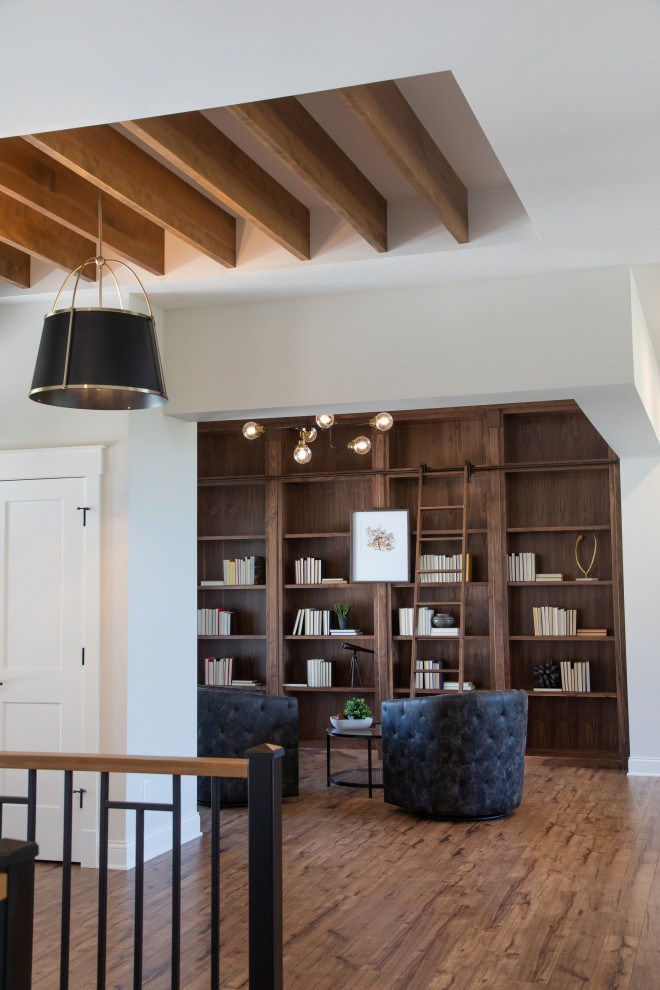 Источник вдохновения для домашнего уюта: открытая гостиная комната в стиле кантри с белыми стенами, коричневым полом, сводчатым потолком и полом из ламината