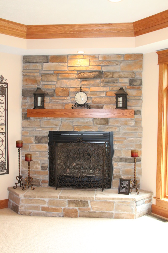 Idée de décoration pour un salon craftsman de taille moyenne avec moquette, une cheminée standard et un manteau de cheminée en pierre.