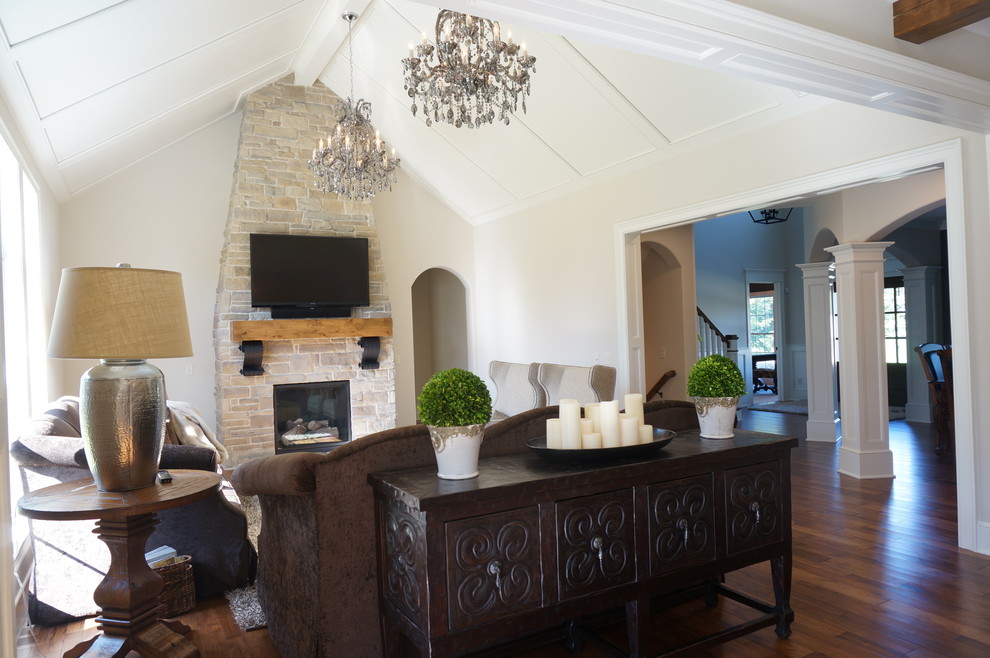 Exemple d'un grand salon craftsman ouvert avec un mur blanc, parquet clair, une cheminée standard, un manteau de cheminée en bois et un téléviseur fixé au mur.