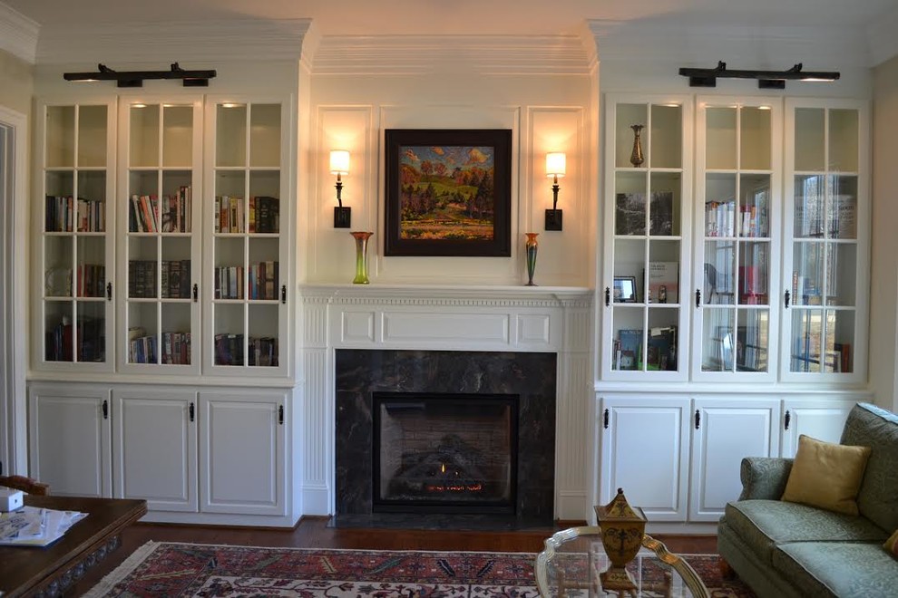 Exempel på ett mellanstort klassiskt allrum med öppen planlösning, med ett finrum, vita väggar, mörkt trägolv, en standard öppen spis, en spiselkrans i trä och brunt golv