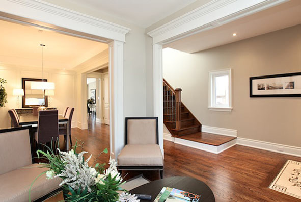 Abgetrenntes Klassisches Wohnzimmer mit beiger Wandfarbe, Laminat und braunem Boden in Toronto