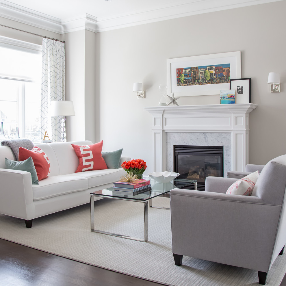 Mittelgroßes, Repräsentatives, Fernseherloses, Offenes Modernes Wohnzimmer mit weißer Wandfarbe, braunem Holzboden, Kamin und Kaminumrandung aus Stein in Toronto