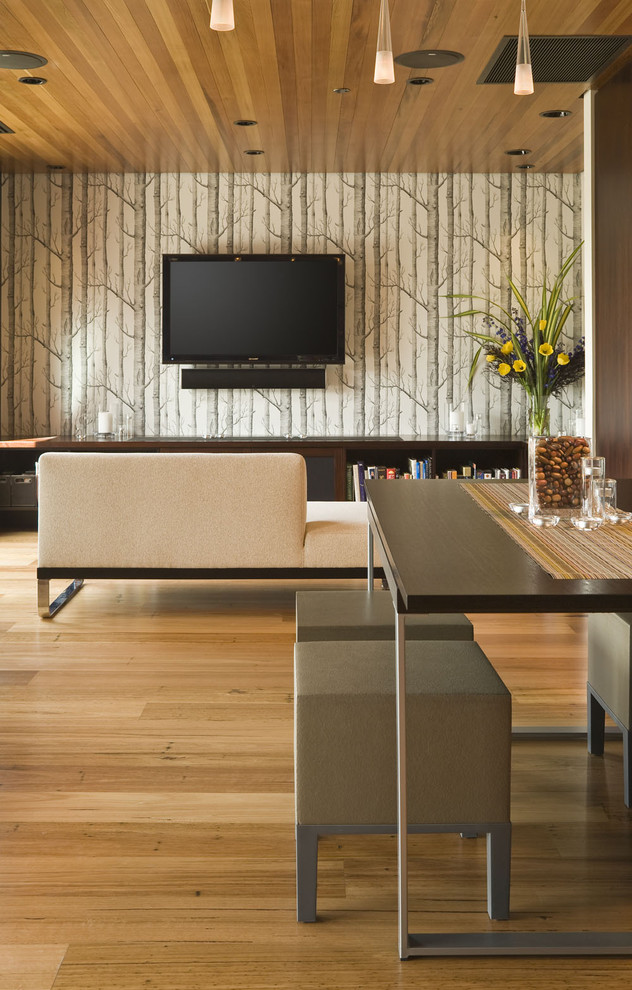 Идея дизайна: открытая гостиная комната в современном стиле с телевизором на стене, акцентной стеной и обоями за телевизором