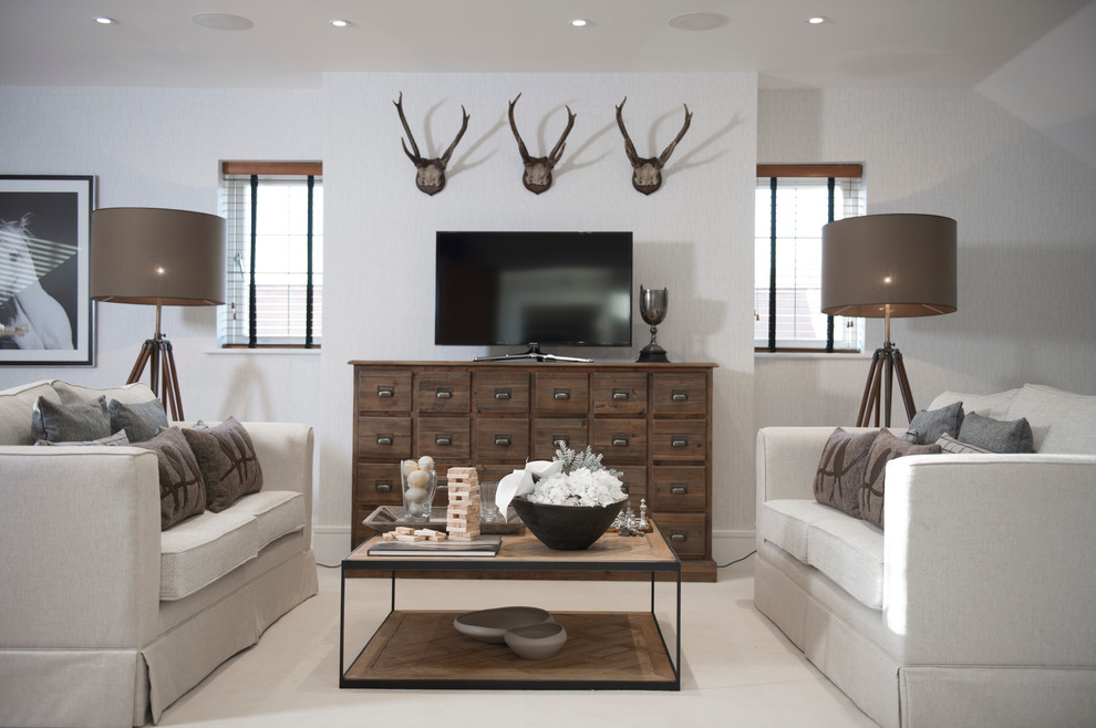 Идея дизайна: парадная гостиная комната в стиле кантри с серыми стенами, ковровым покрытием и отдельно стоящим телевизором