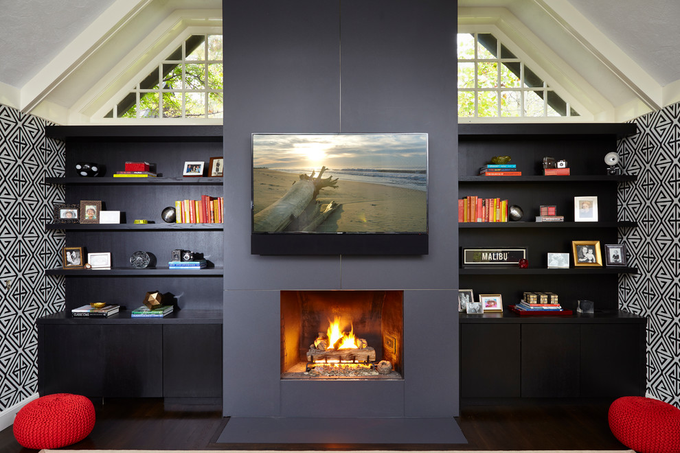 Immagine di un piccolo soggiorno contemporaneo aperto con pareti nere, pavimento in legno massello medio, camino classico, TV a parete e pavimento marrone