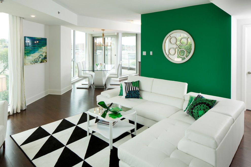 Diseño de salón contemporáneo con paredes verdes y suelo de madera en tonos medios