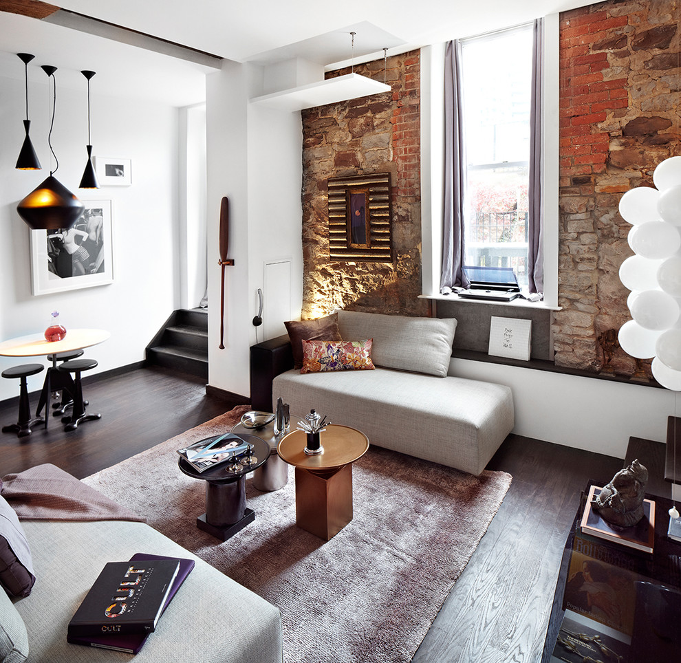 Immagine di un soggiorno design con parquet scuro e tappeto
