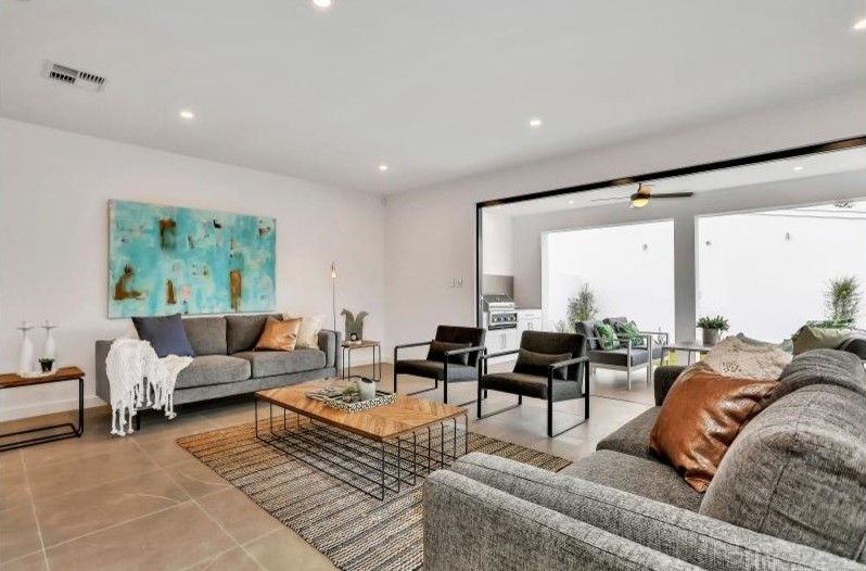 Großes, Repräsentatives, Offenes Modernes Wohnzimmer mit weißer Wandfarbe, Porzellan-Bodenfliesen und braunem Boden in Adelaide