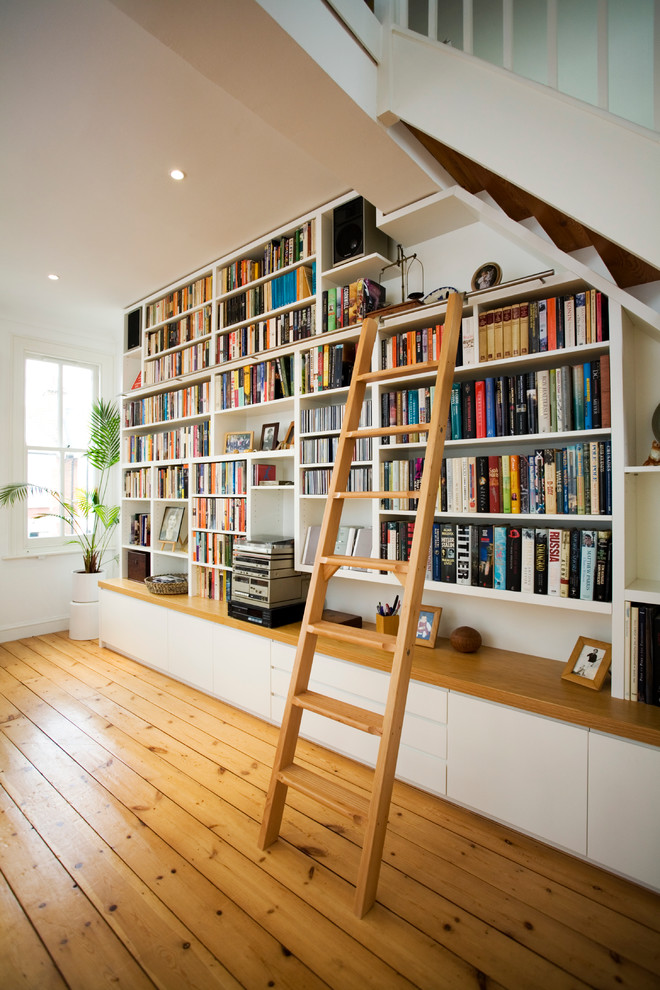 Свежая идея для дизайна: гостиная комната в стиле неоклассика (современная классика) с с книжными шкафами и полками - отличное фото интерьера