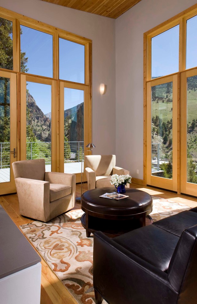 Идея дизайна: парадная, открытая гостиная комната среднего размера в классическом стиле с серыми стенами, светлым паркетным полом и коричневым полом