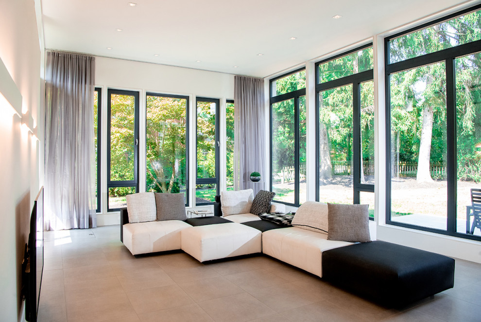 Esempio di un soggiorno moderno di medie dimensioni e chiuso con pareti bianche, pavimento in gres porcellanato, TV a parete e pavimento grigio