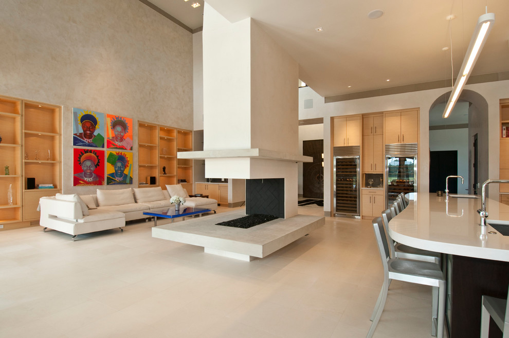 Cette image montre un salon design ouvert avec un mur beige et une cheminée double-face.