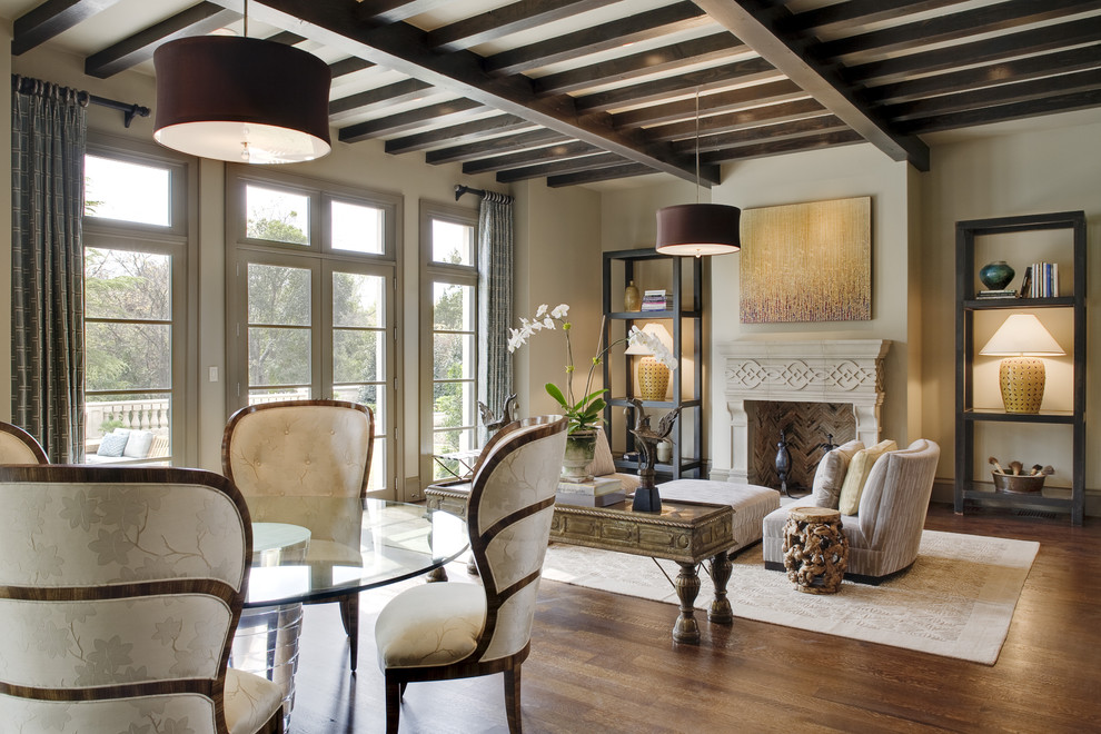Mediterranes Wohnzimmer mit beiger Wandfarbe und Kamin in Dallas