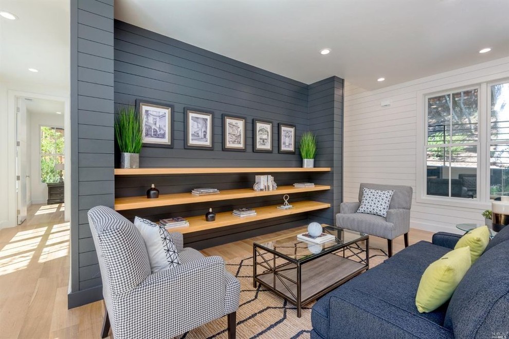 Modernes Wohnzimmer mit hellem Holzboden und beigem Boden in San Francisco