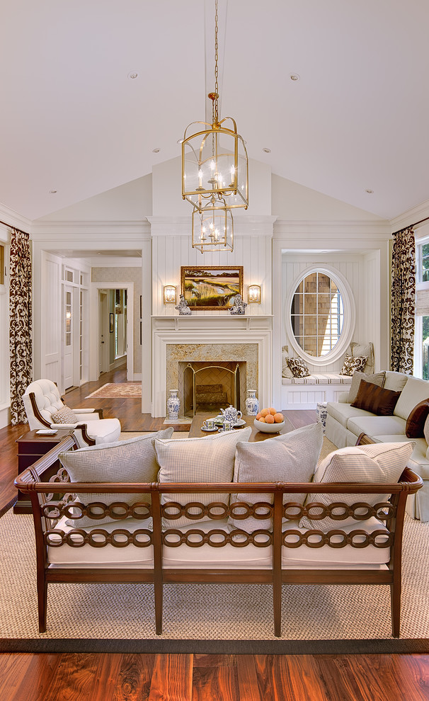 Пример оригинального дизайна: гостиная комната в классическом стиле с стандартным камином
