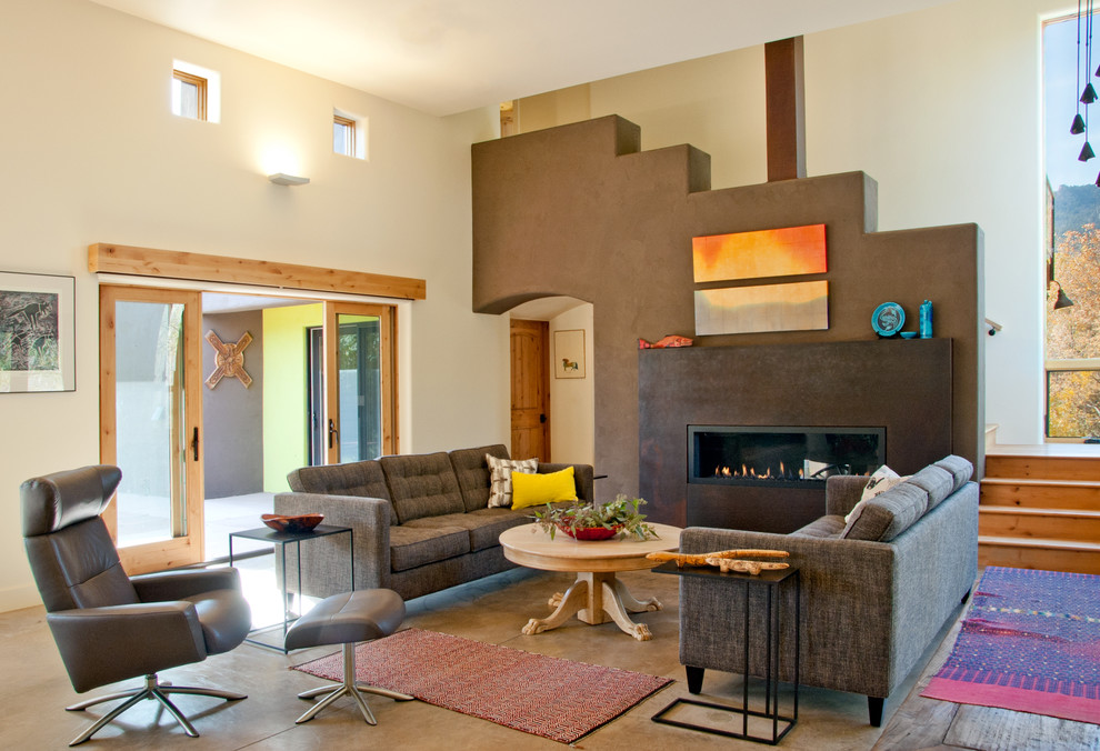 Источник вдохновения для домашнего уюта: гостиная комната в стиле фьюжн с бежевыми стенами, бетонным полом и горизонтальным камином