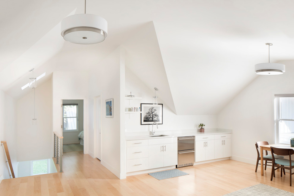 Idéer för ett mellanstort lantligt loftrum, med en hemmabar, vita väggar, ljust trägolv och grått golv