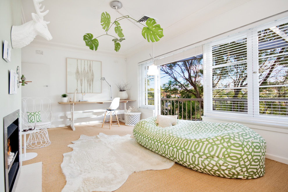 Abgetrenntes Modernes Wohnzimmer mit weißer Wandfarbe und Teppichboden in Los Angeles