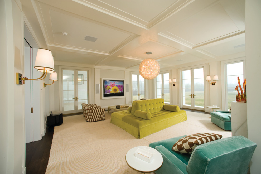 Стильный дизайн: огромная гостиная комната в современном стиле с телевизором на стене - последний тренд