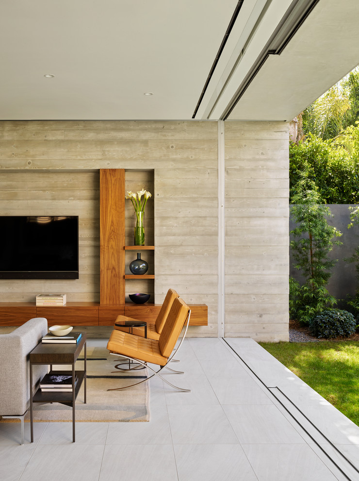 Modernes Wohnzimmer mit grauer Wandfarbe, freistehendem TV und grauem Boden in Los Angeles