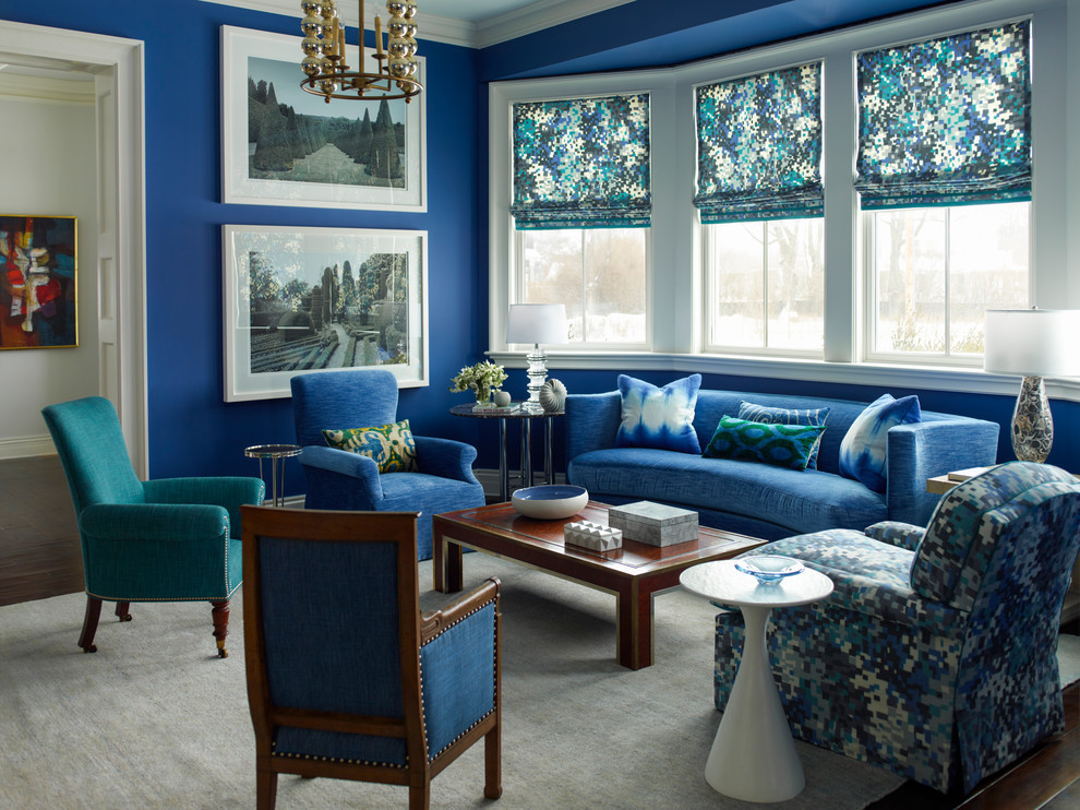 Стильный дизайн: большая открытая гостиная комната в стиле неоклассика (современная классика) с синими стенами и темным паркетным полом - последний тренд