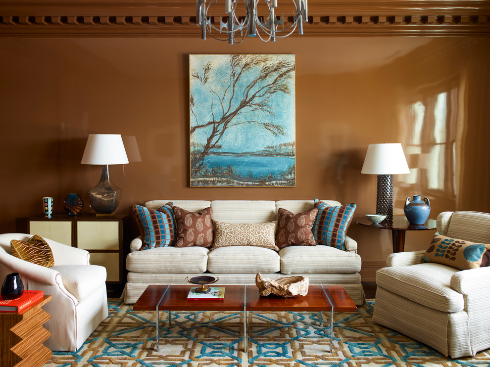 Свежая идея для дизайна: парадная гостиная комната в стиле неоклассика (современная классика) с коричневыми стенами - отличное фото интерьера