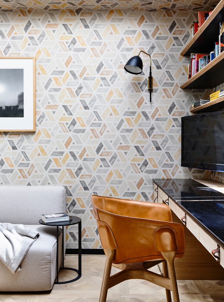 Immagine di un piccolo soggiorno bohémian con pareti multicolore e parquet chiaro
