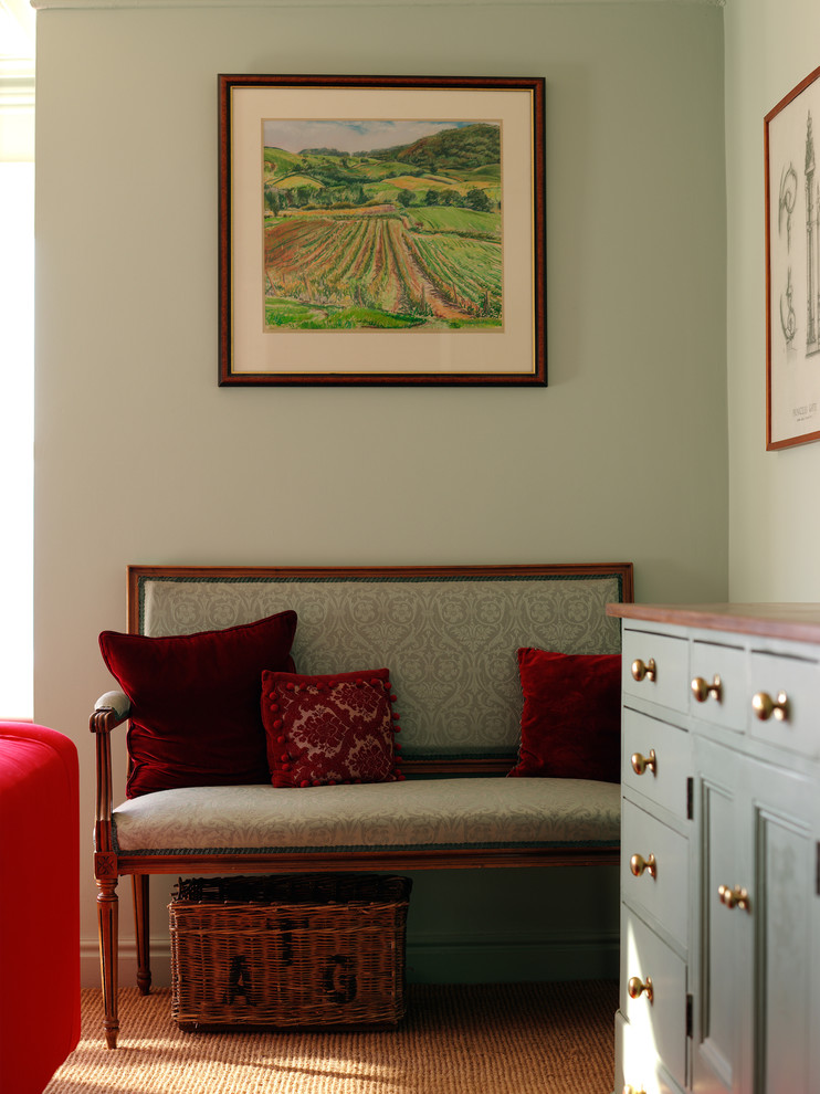 Inspiration för ett vintage vardagsrum, med blå väggar, heltäckningsmatta och en spiselkrans i trä