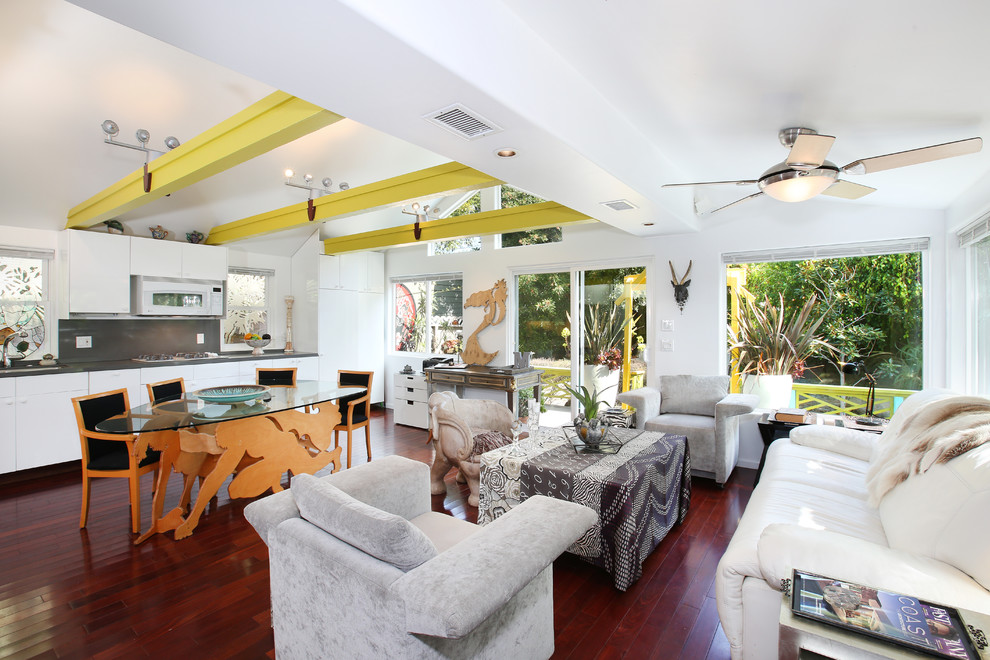 Offenes Eklektisches Wohnzimmer mit weißer Wandfarbe und braunem Holzboden in Orange County