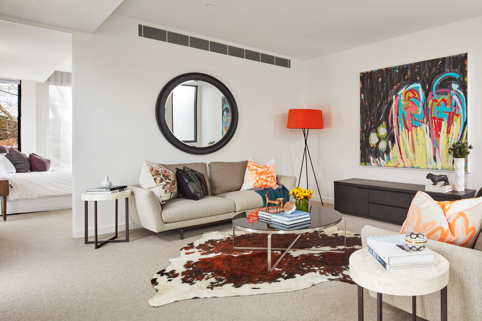 Immagine di un soggiorno design con pareti bianche, moquette, nessuna TV e pavimento beige