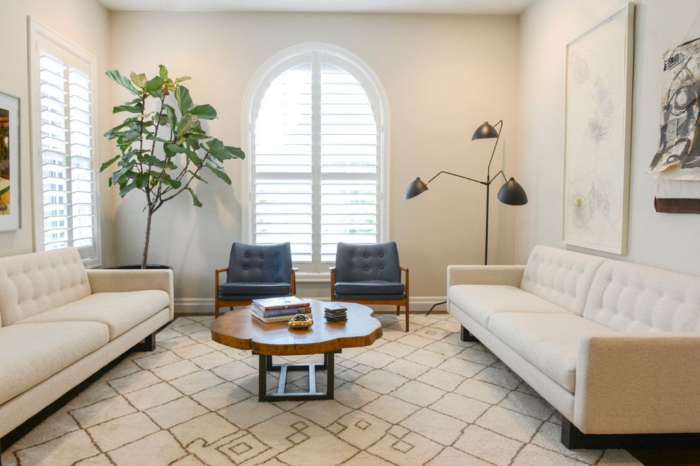 Ispirazione per un soggiorno tradizionale di medie dimensioni e aperto con pareti bianche e pavimento in legno massello medio